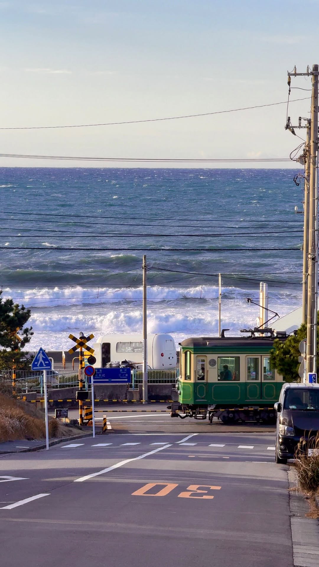 Kamakura's Seaside Scenery and the Enoden Train