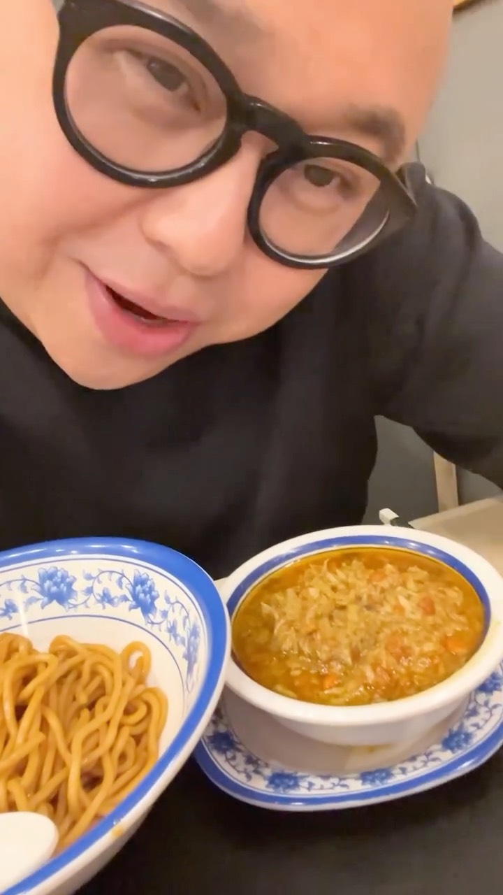 Lau Hing Kee: Juicy Pan-Fried Buns & Flavorful Noodles