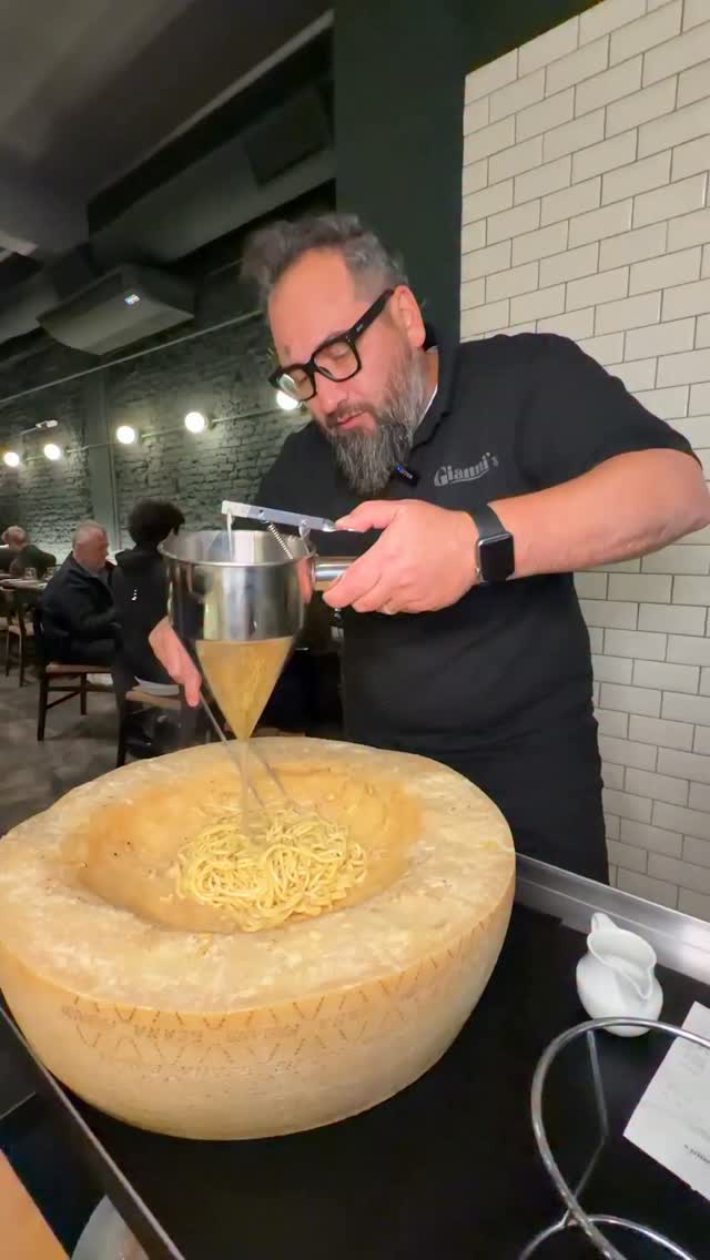 Palermo Restaurant Serves Milanesa With Cheesy Pasta