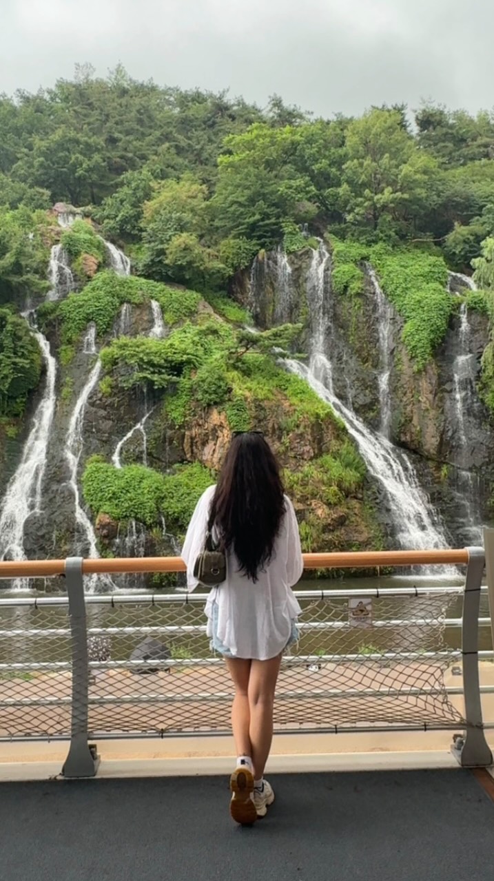 Seoul Cafe Offers Waterfall Views and Charitable Support