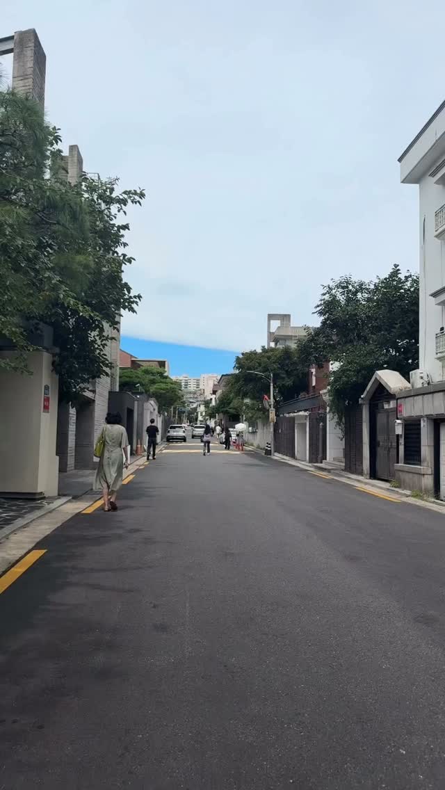 Seoul Streamside Walks and Cafes