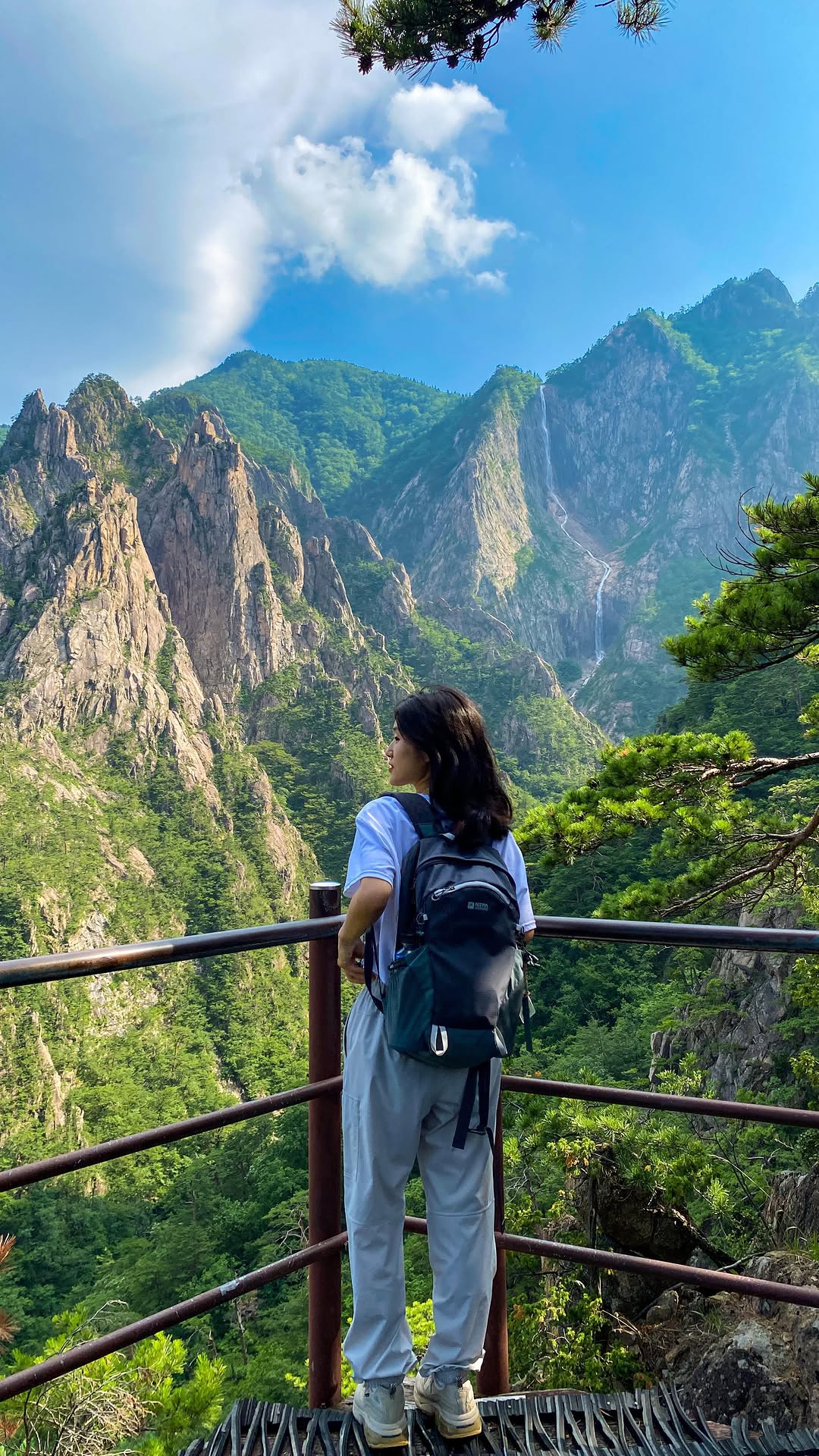 Seoraksan's Waterfalls and Scenic Views