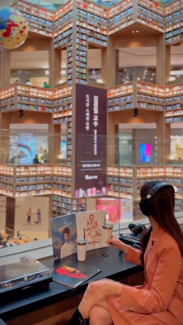 Korea's Interstellar Café For Cosmic Delights