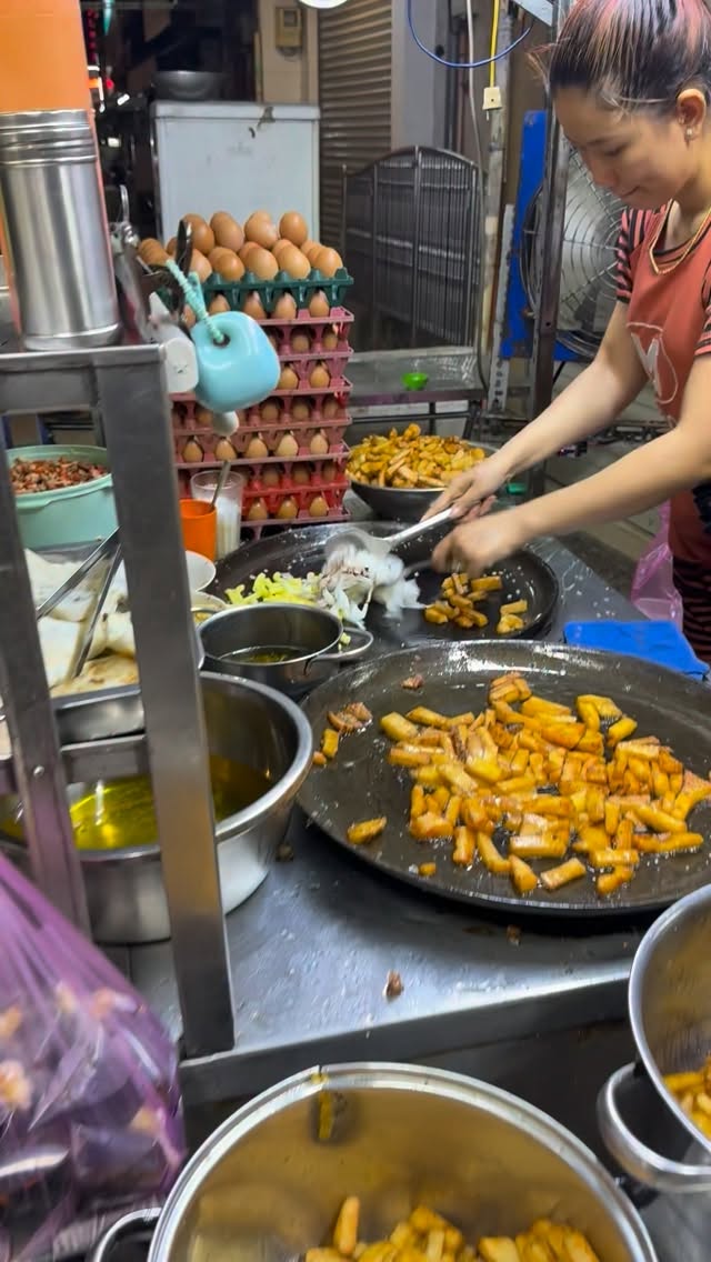 Bột Chiên A Lình: Vietnamese Street Food Vendor's Skills