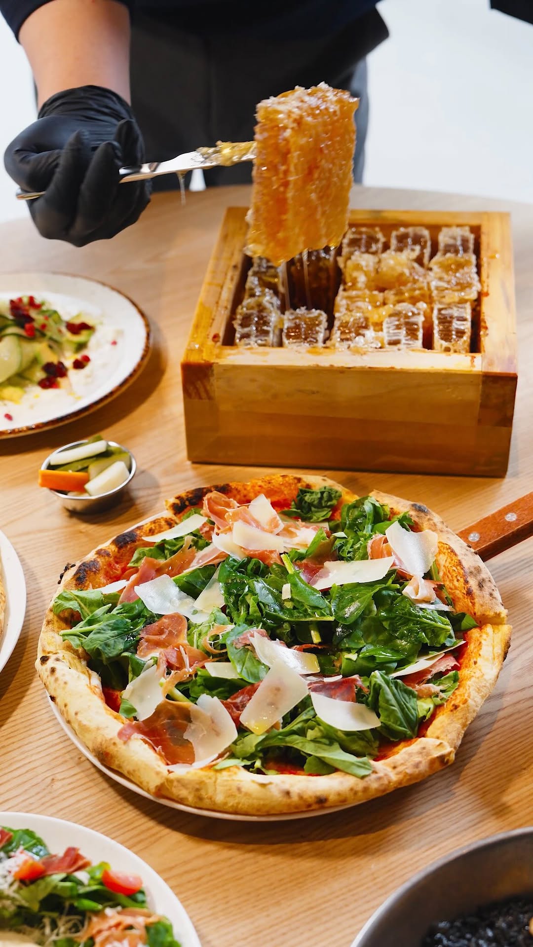 Seongsu's Largest Wood-Fired Pizza Restaurant Opens