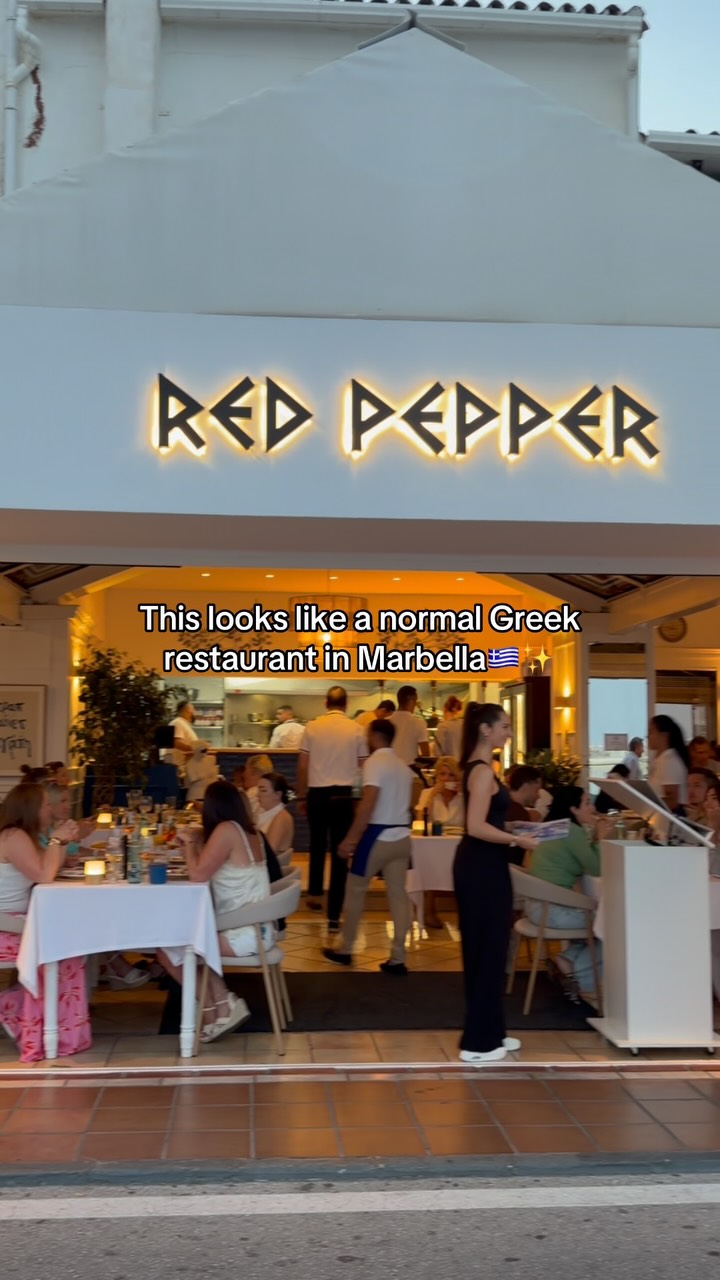 Red Pepper: Marbella Restaurant's Napkin Party