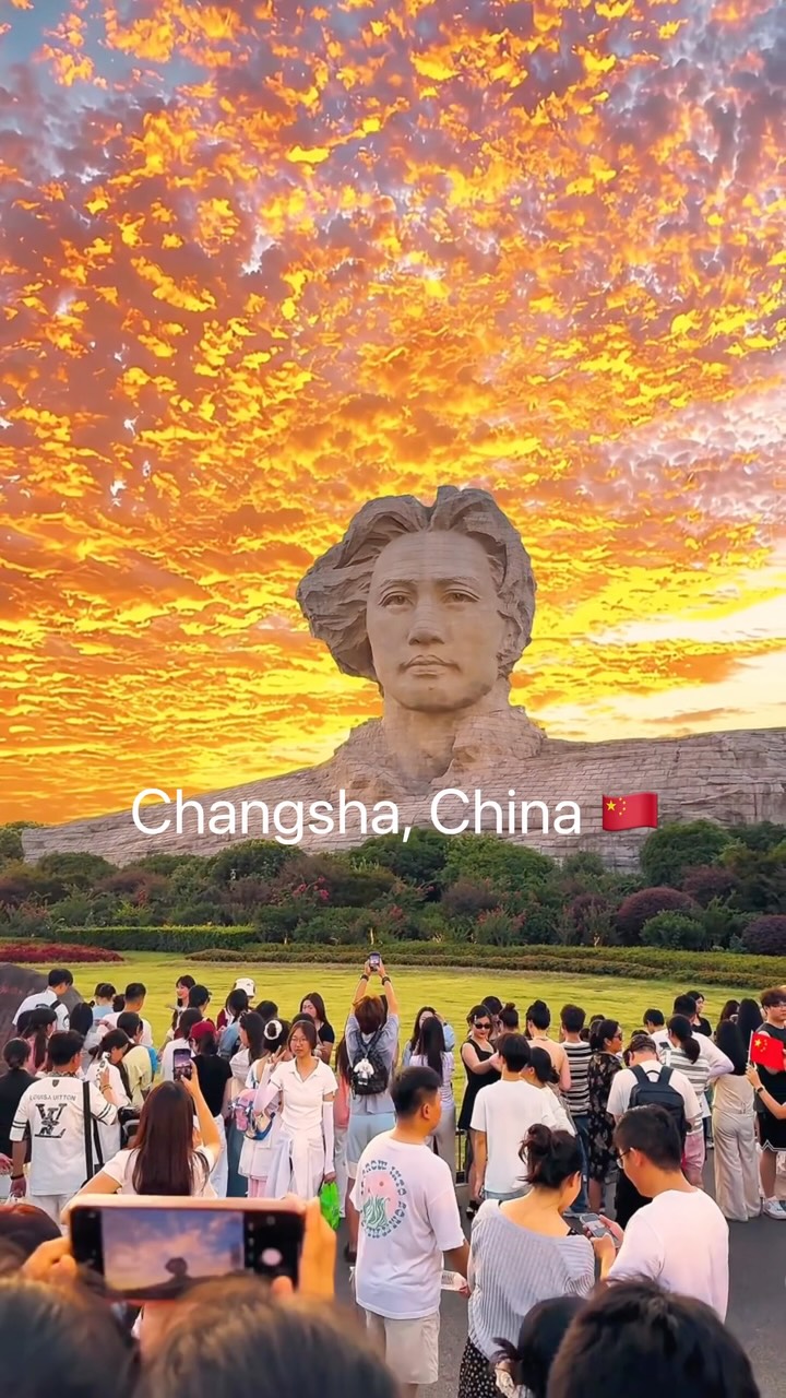 Young Mao Statue and Orange Isle Landmark
