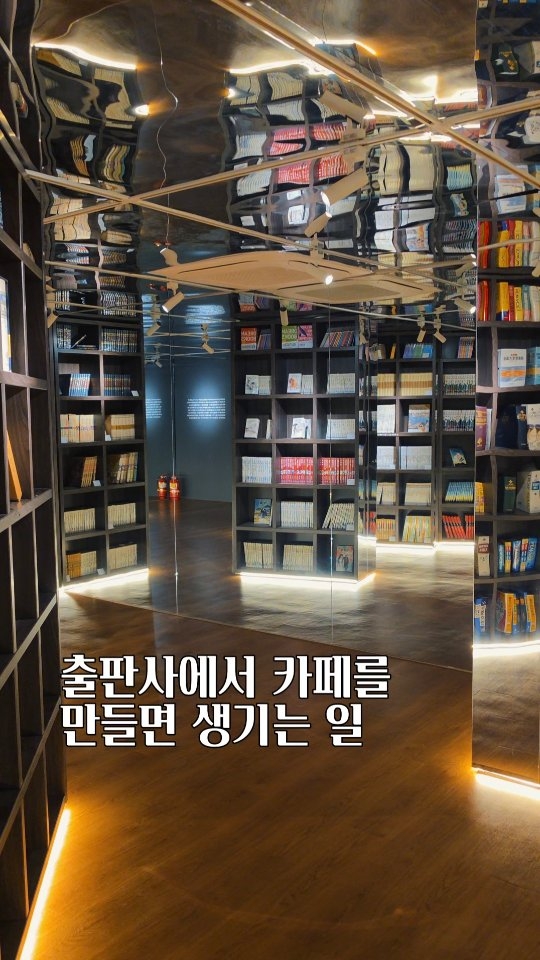 KCS 흙: A Vintage Cafe With An Art Exhibition