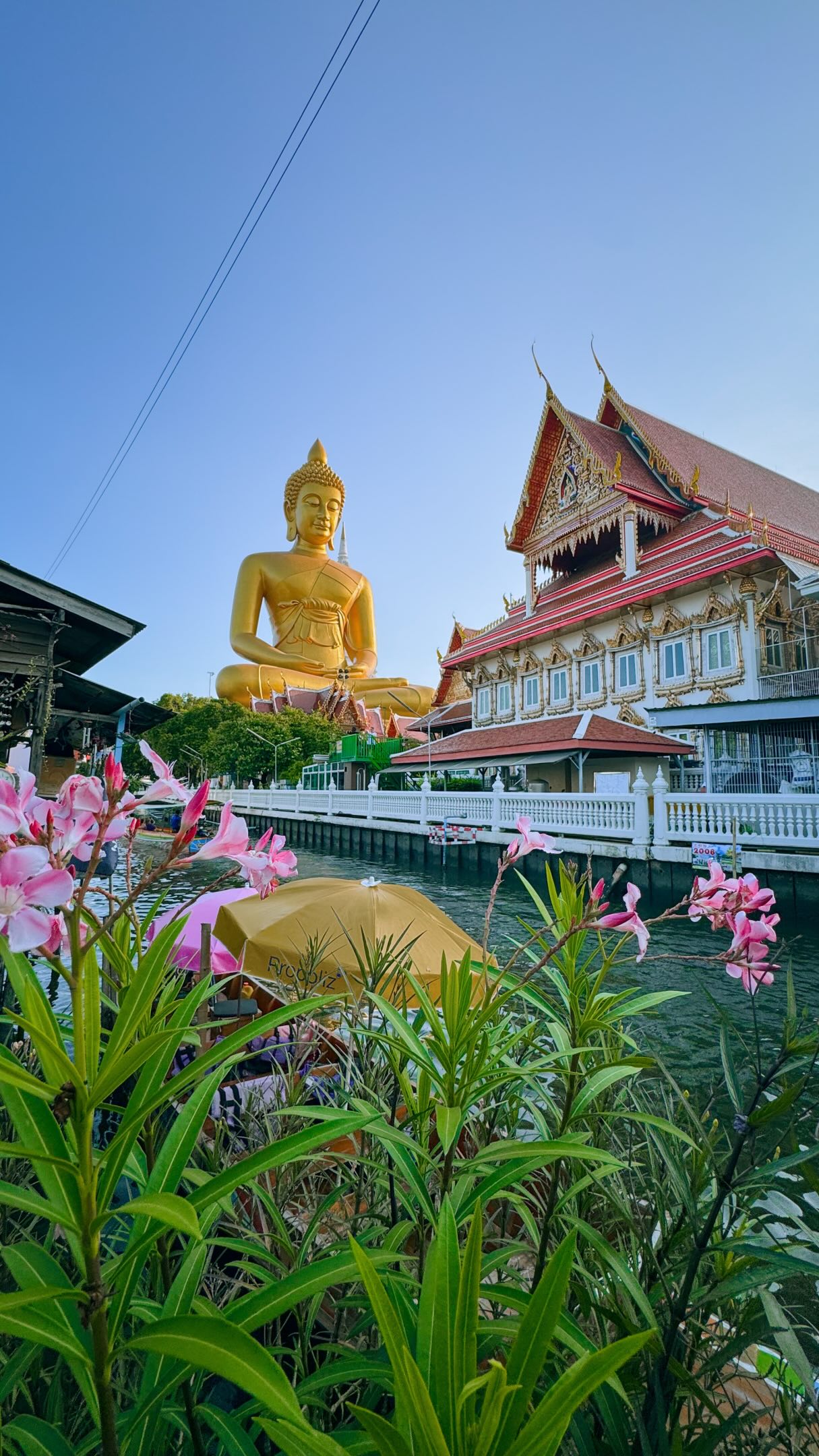 Bangkok Cafés Offering Wat Paknam Phasi Charoen Views