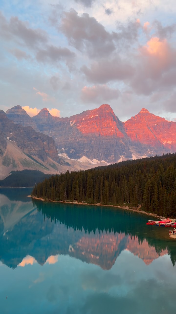 Moraine Lake's Stunning Canadian Rockies Beauty