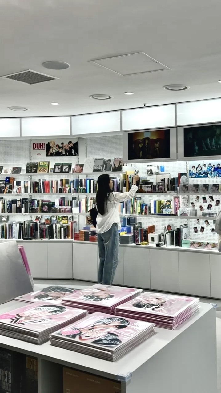 K-Pop Themed Bookstore Offers Fan Experiences