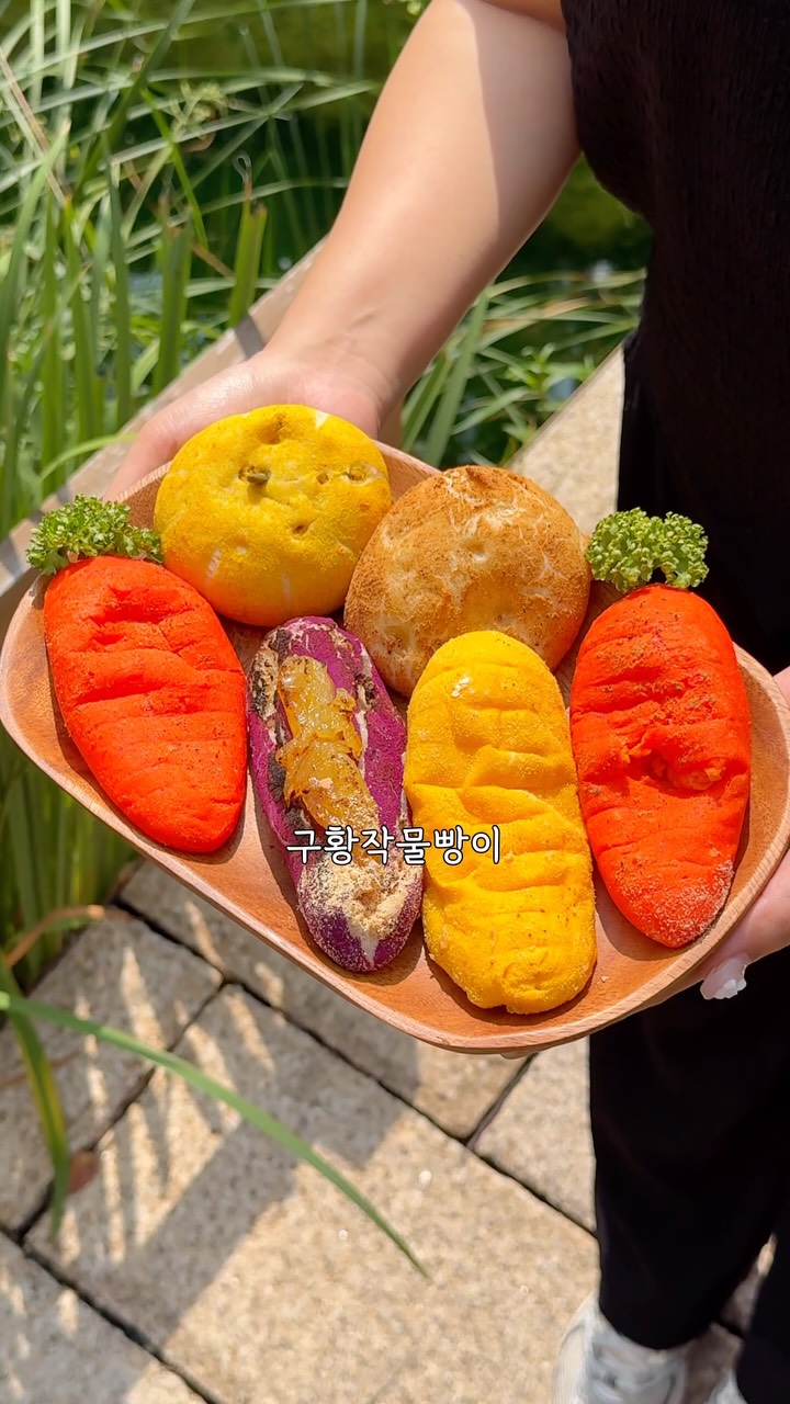 Trendy Seongsu Bakery With Root Vegetable Breads