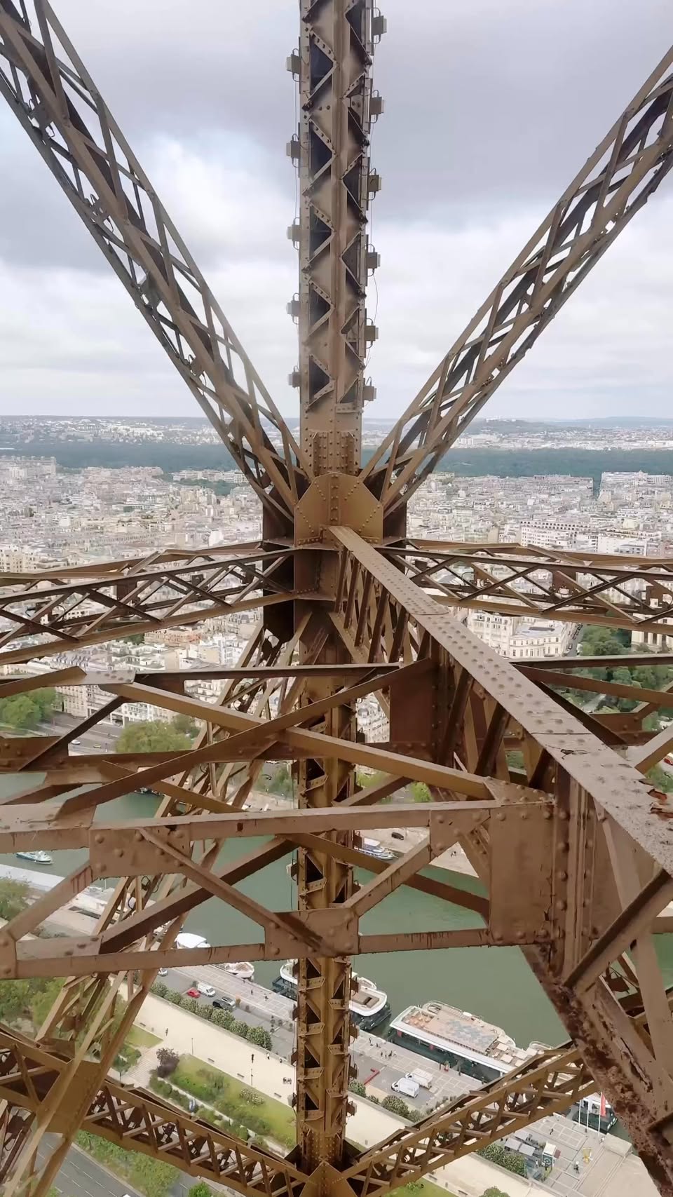Paris Landmarks: Eiffel Tower vs. Arc de Triomphe Views
