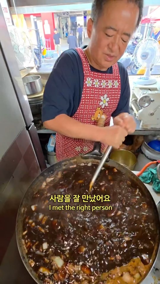 Dongdaemun Jajangmyeon: Handmade Noodles and Retro Flavor