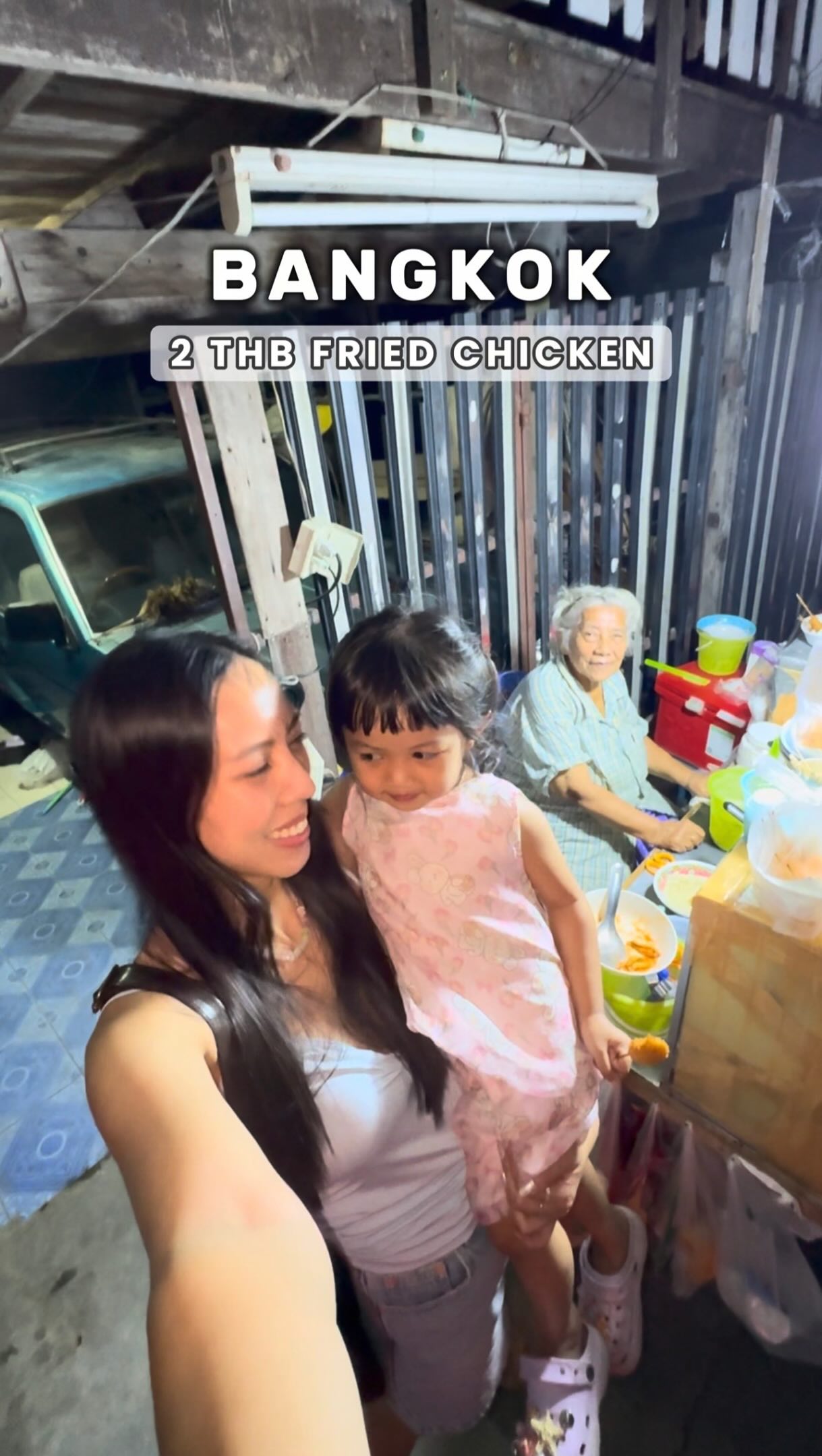 Bangkok Fried Chicken Seller Has Delicious Crispy Skewers