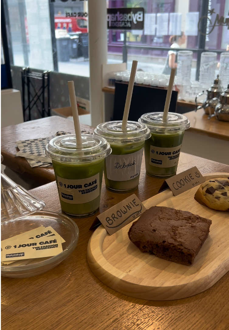 Paris Pop-Up Café Offers Matcha Drinks and Desserts