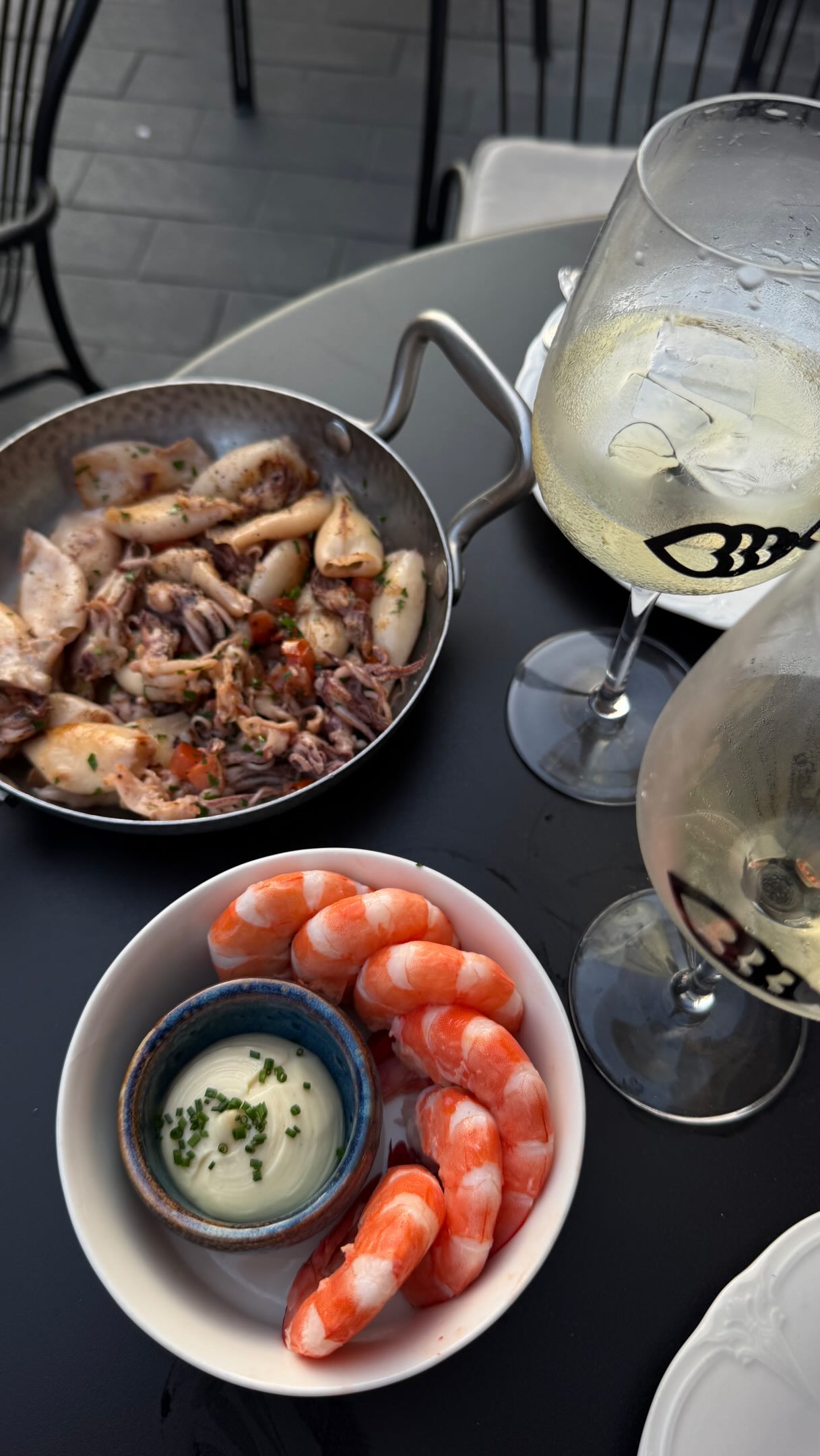 Nice Wine Bar Serves Seafood and Desserts