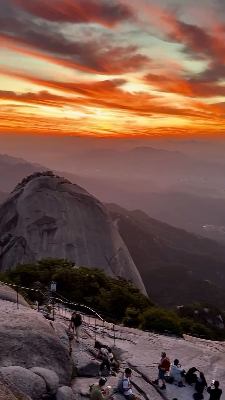 Sunrise Hike to Baegundae Peak in Bukhansan