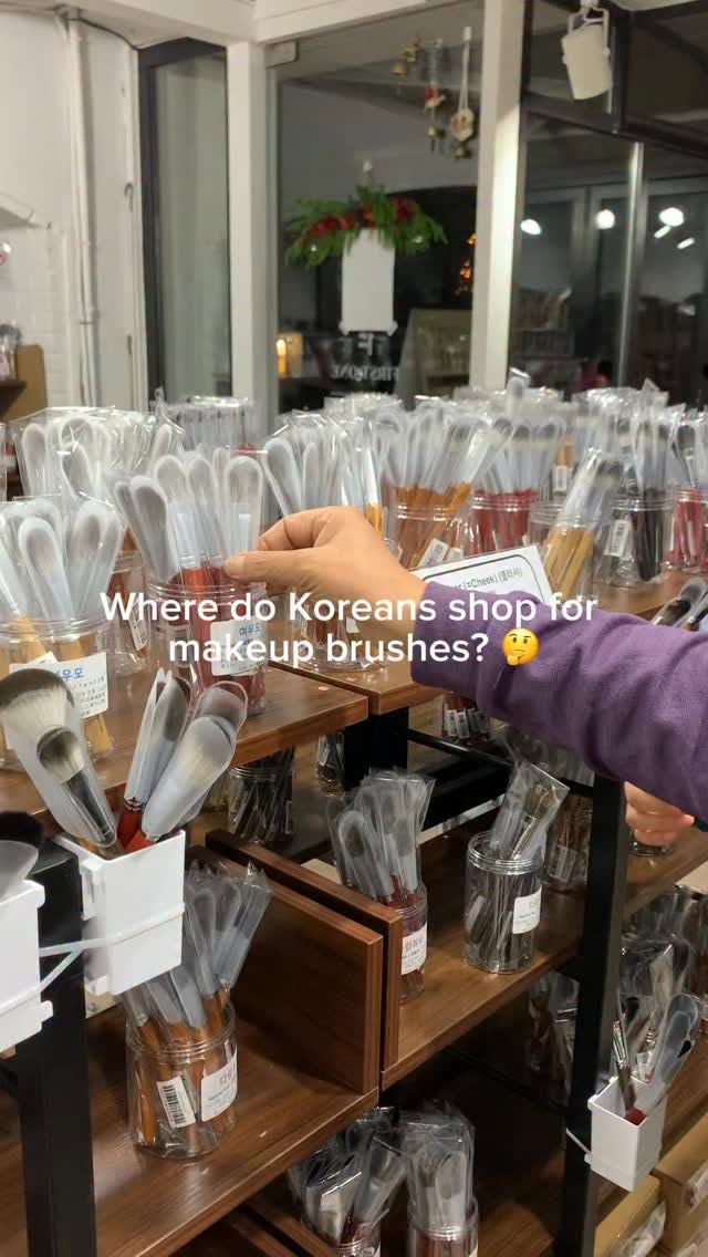 Hongdae Makeup Brush Shop Offers Personalized Expert Advice