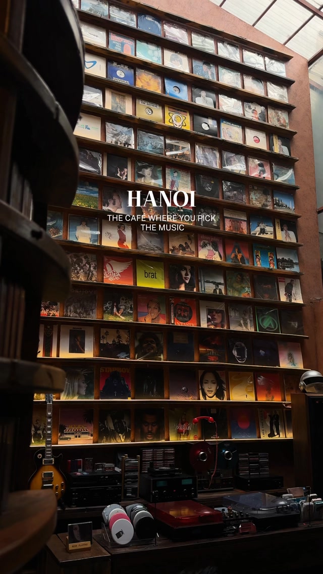 Cafe Where You Can Listen to Cassettes