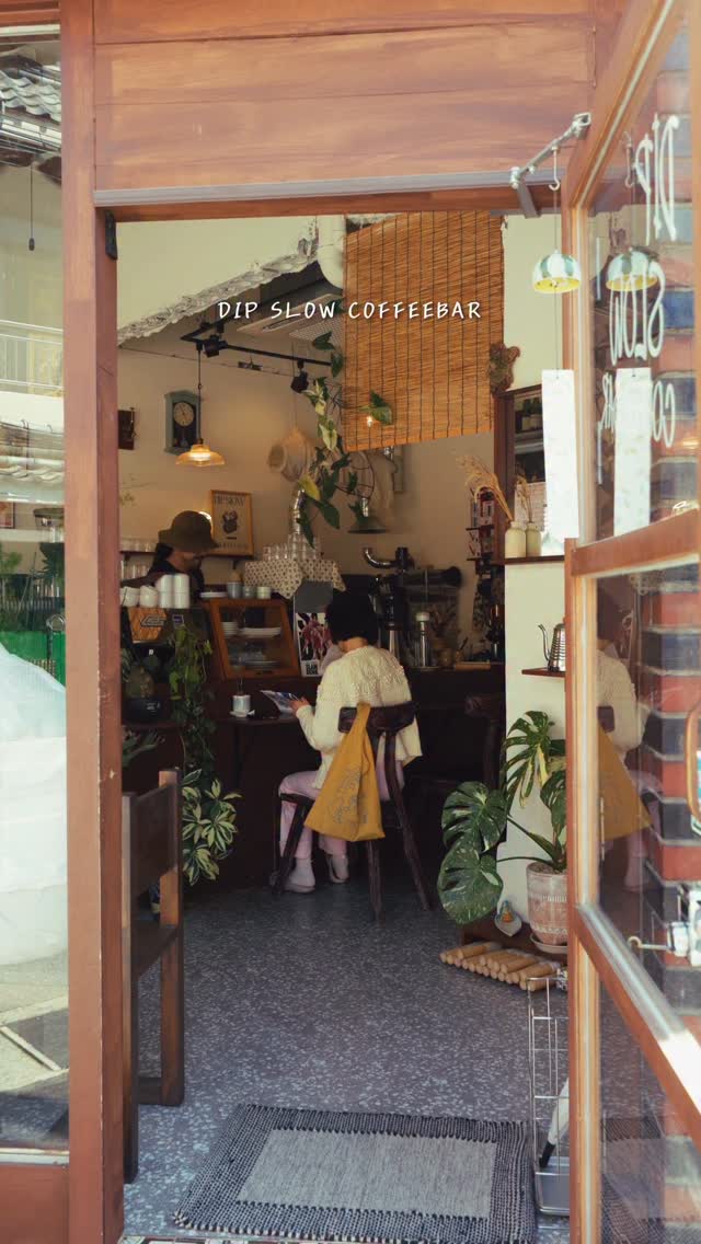 Deep Slow Coffee Bar: Busan's Cozy Neighborhood Spot