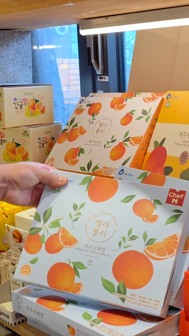 Jeju Gift Shop Offers Diverse Items and Fashion