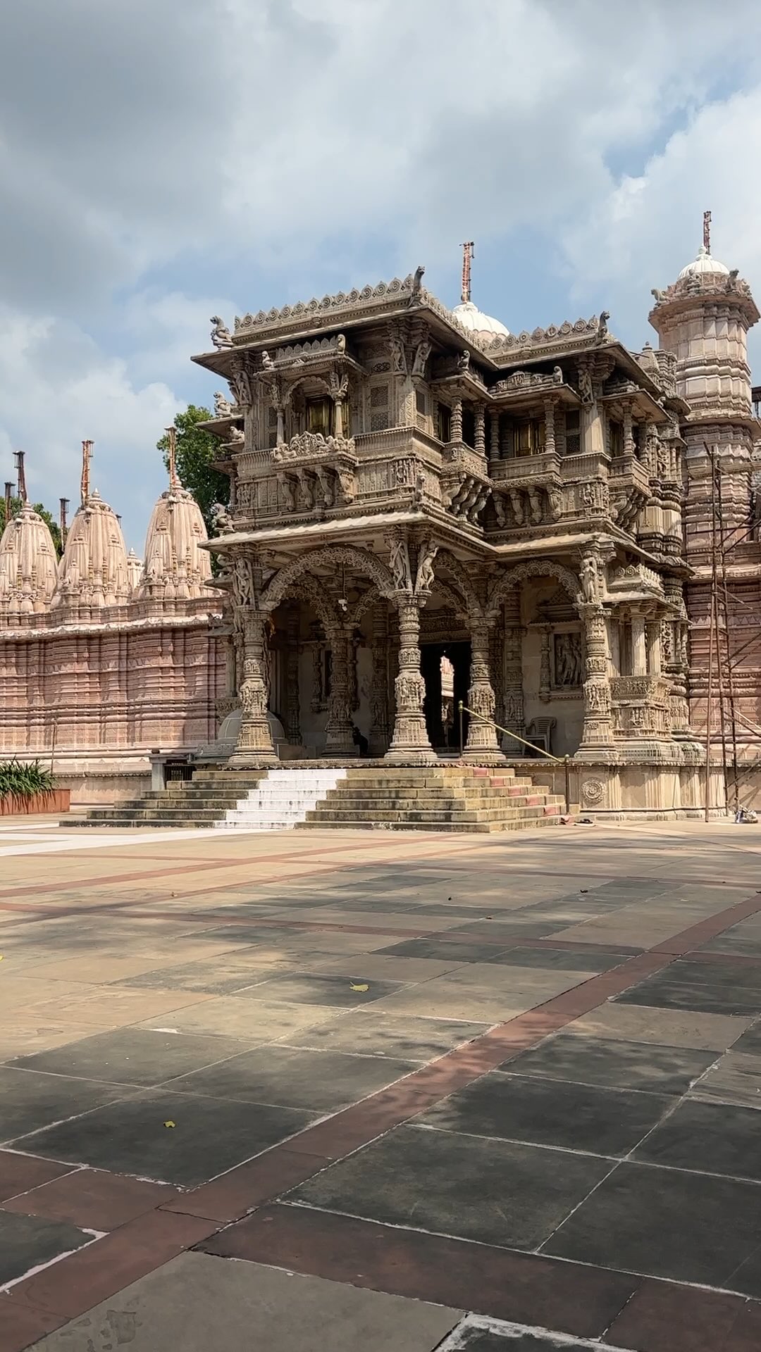 Rishabh Wadhwa, Hutheesing Jain Temple