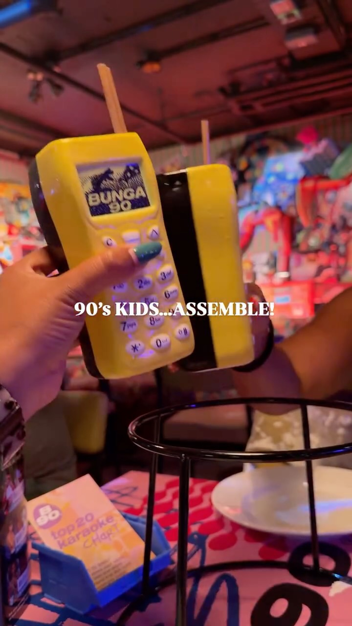 90s-Themed Bar With Cocktails And Pizza