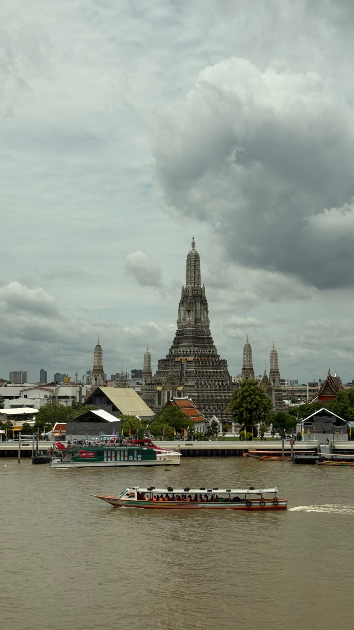 Bangkok Rooftop Cafe Offers Wat Arun Views