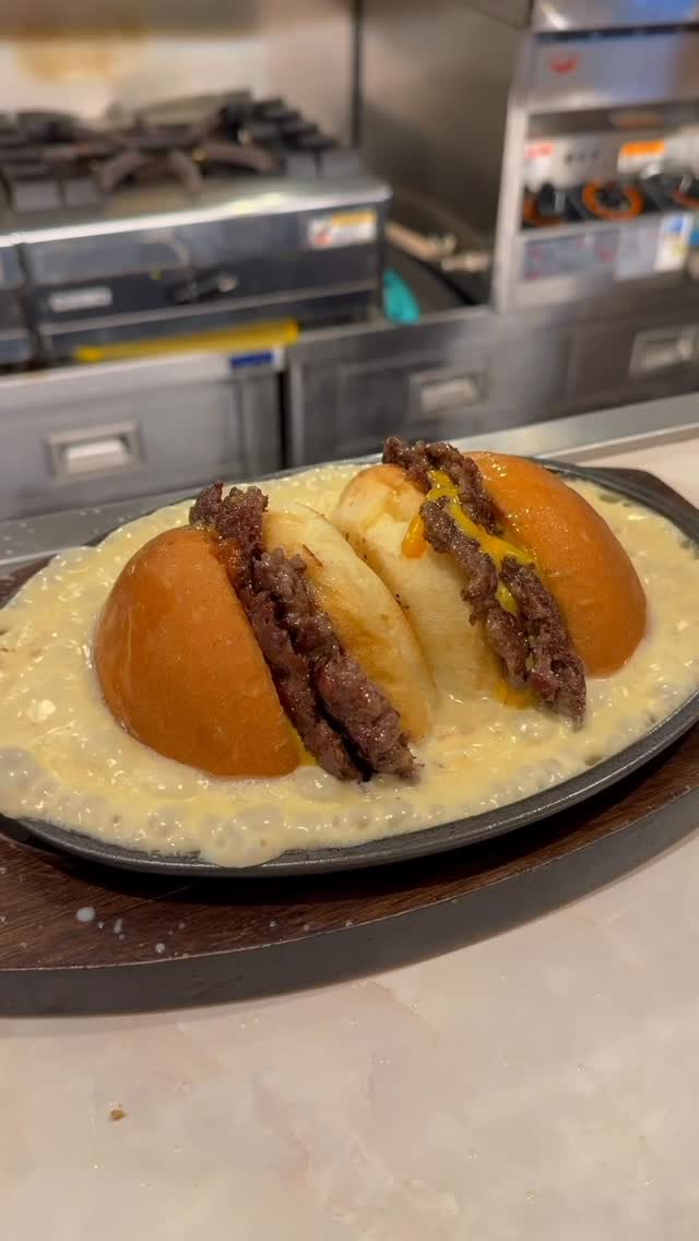 Viral Sizzling Cheeseburger At American Diner Tokyo