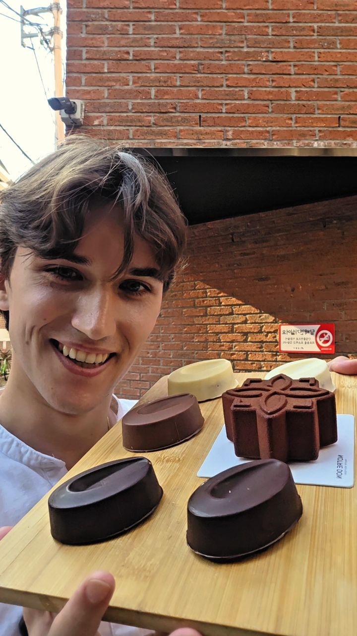 Luxury Bakery Featuring Chocolate Madeleines in Seoul
