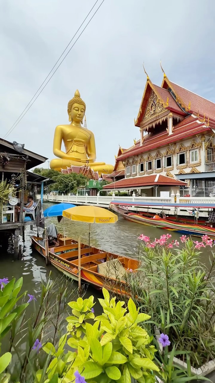 Temples and Local Life in Bangkok's Talat Phlu