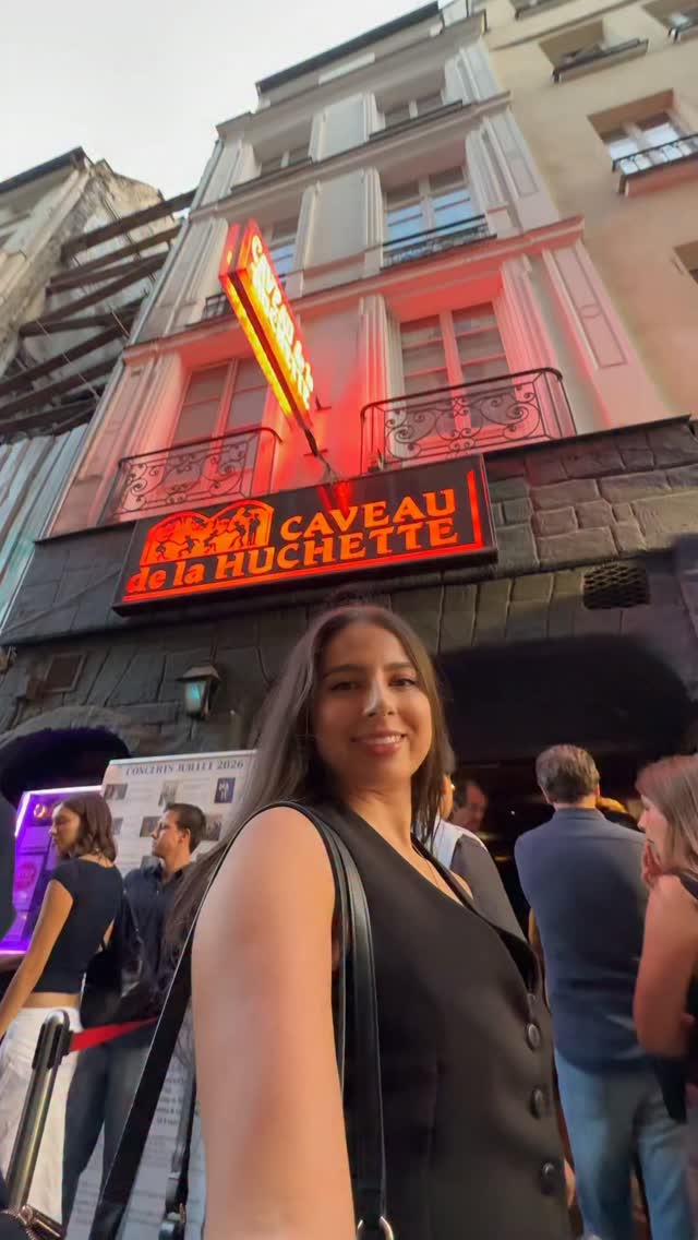 Paris Jazz Bar Offers Lively Music and Dancing