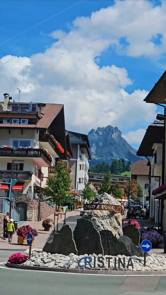 Dolomites Ski Resorts: Val Gardena and Santa Cristina