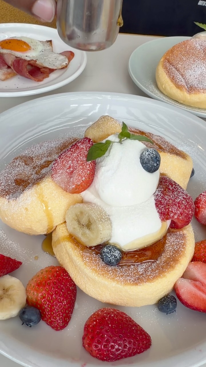 Flipper's Famous Viral Fluffy Pancakes