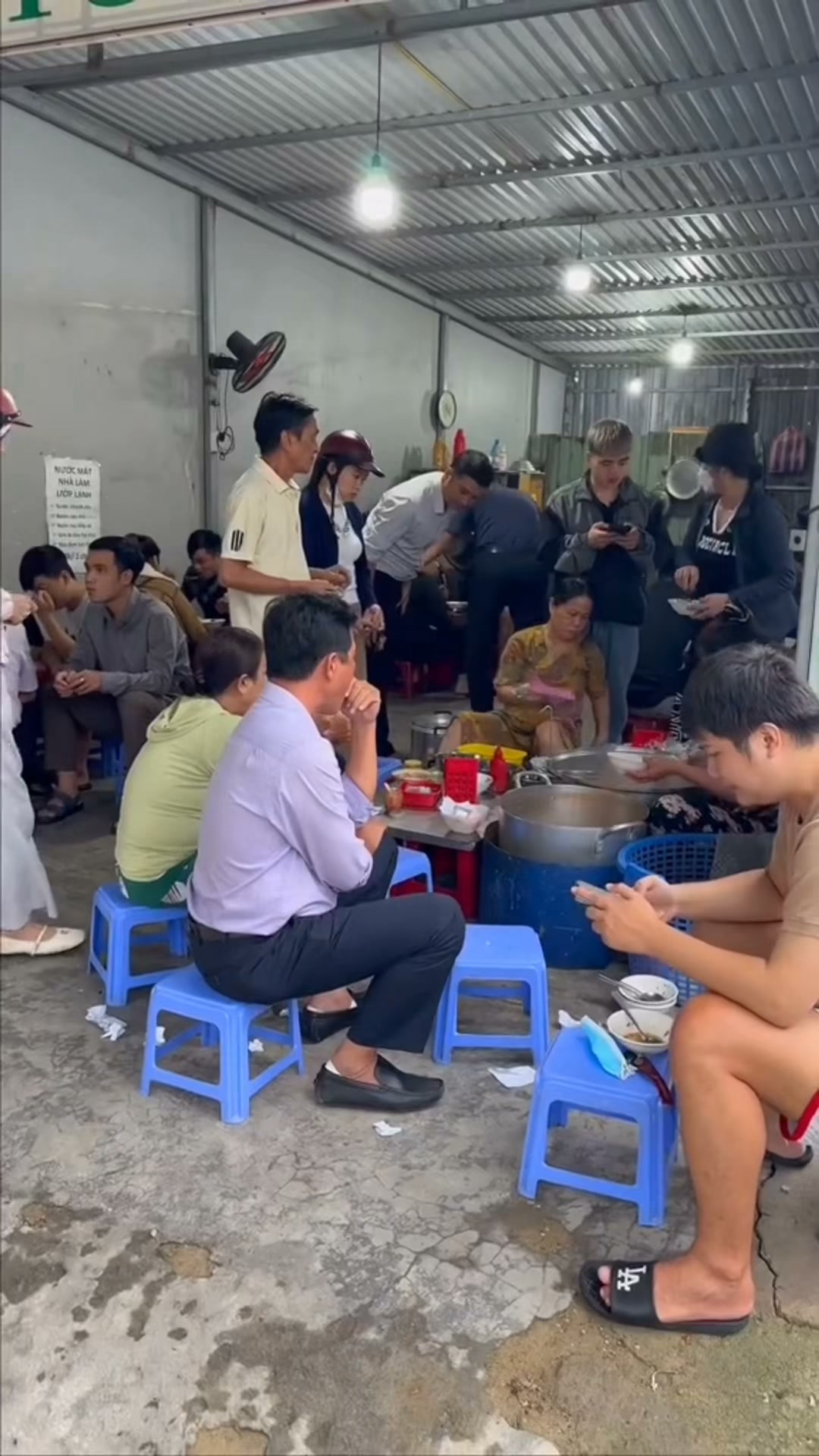 Da Nang's Popular Banh Canh Spot Sells Out Quickly