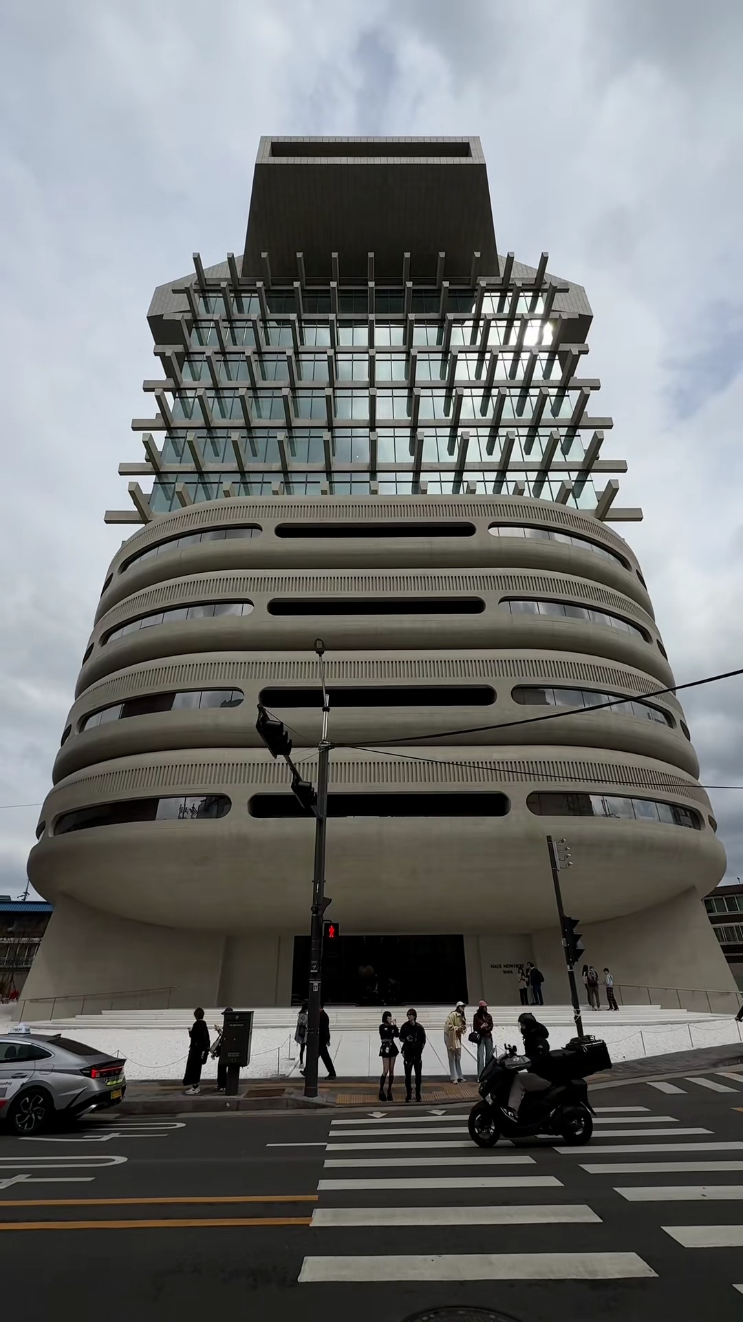 Seoul's Architectural Contrasts: Tradition Meets Modernity