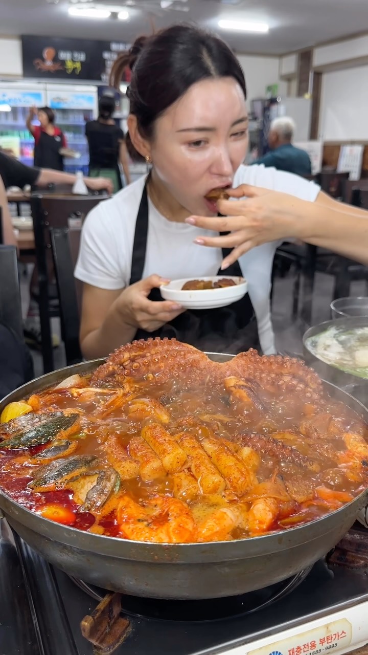 Jeju Island Restaurant Offers Seafood Galbi Jjim