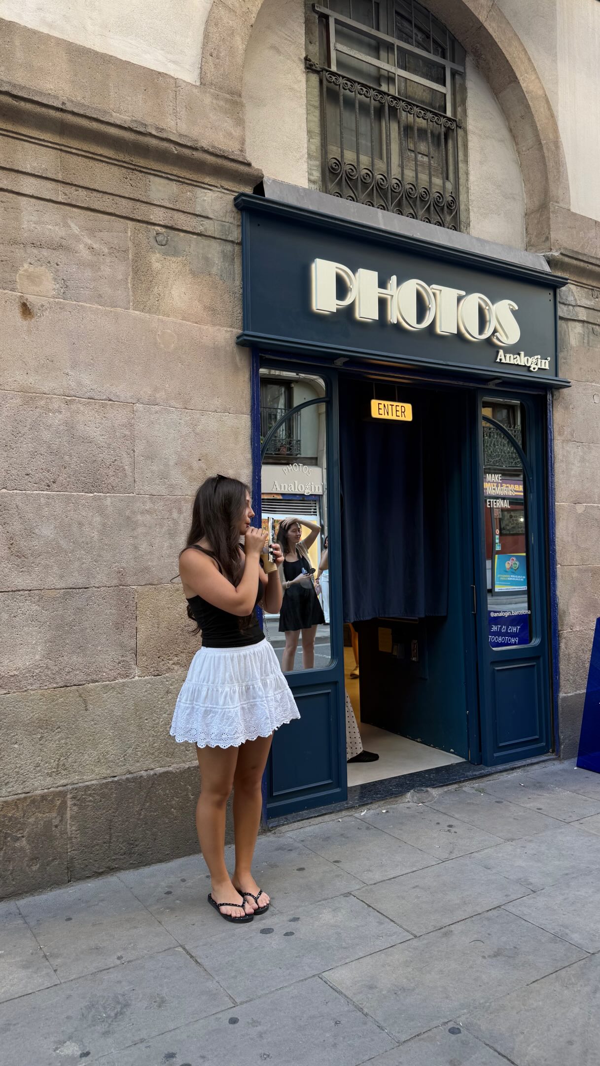 Analogin Photobooth Offers Free Drinks in Barcelona