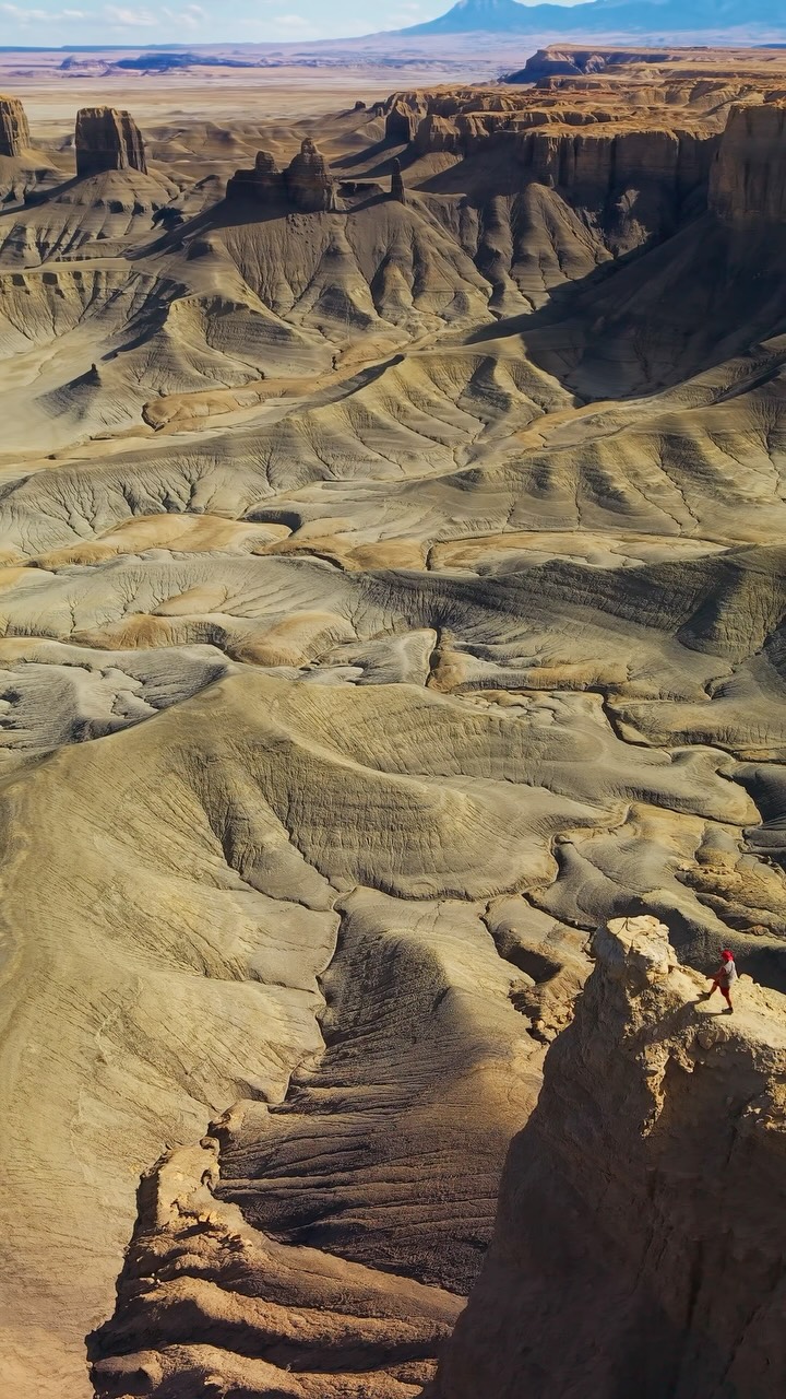 Moonscape Overlook: Utah's Surreal Alien Landscape