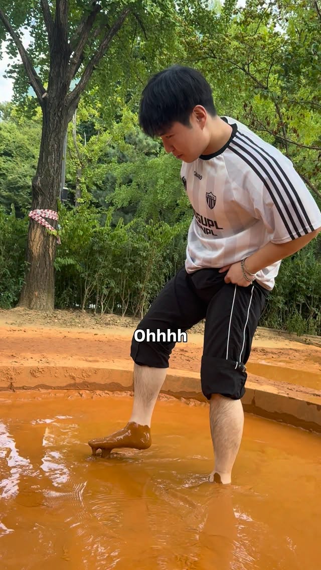 Boramae Park's Yellow Clay Experience