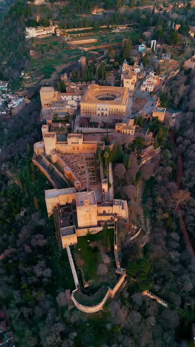Alhambra: A Palatial City of Nazarí Splendor