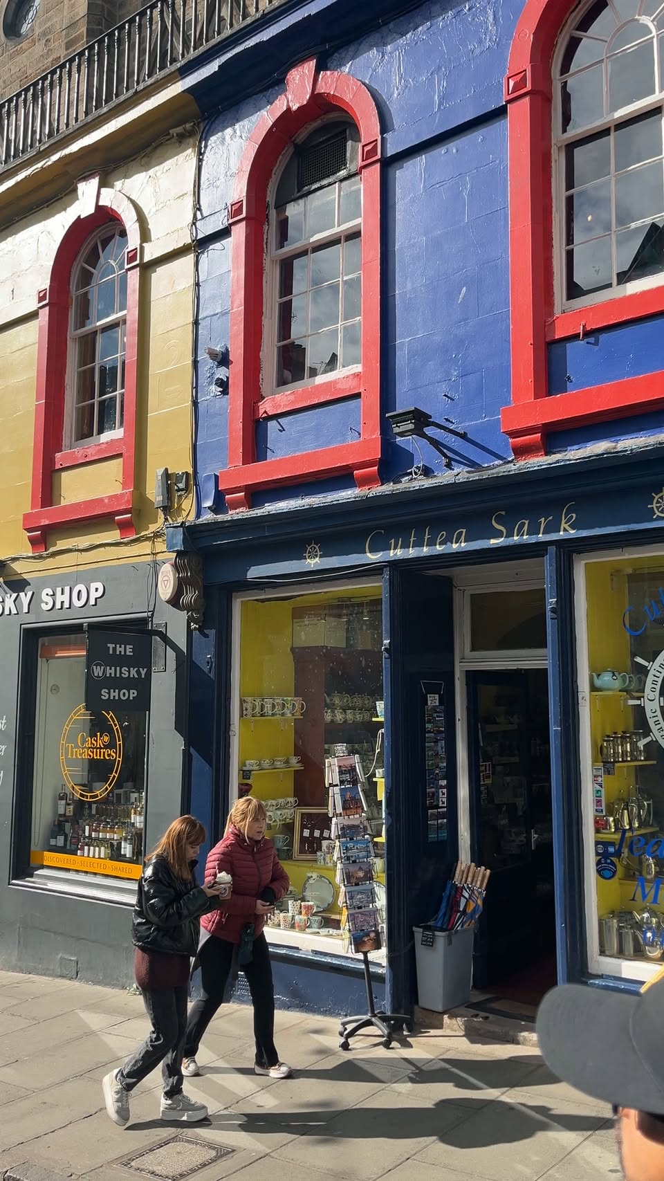 Edinburgh's Victoria Street Shops and Eateries