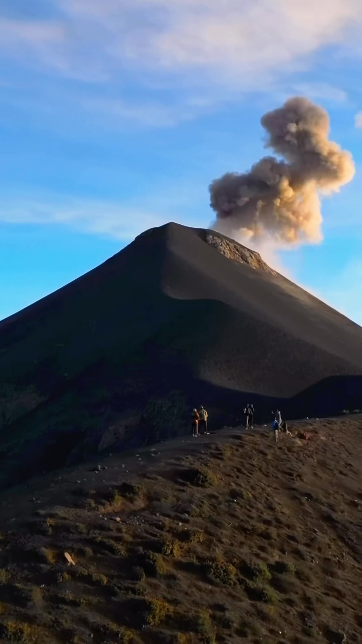 Acatenango Hike to Witness Volcán de Fuego Eruptions