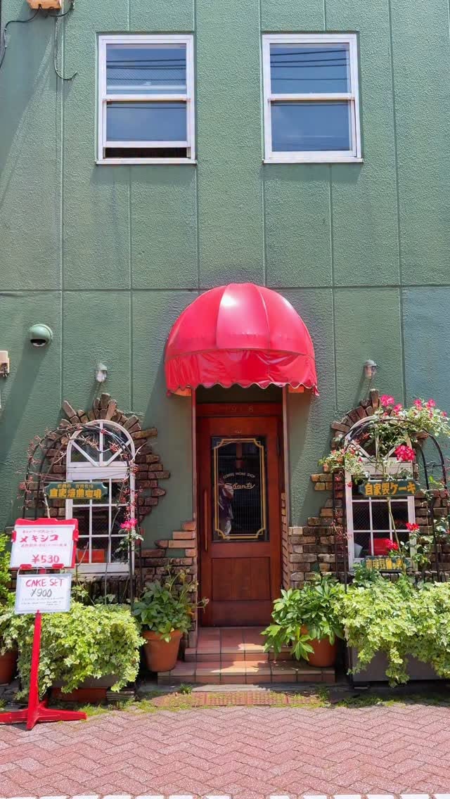 Tokyo's Cozy, Retro Cafe With 50 Years of Charm