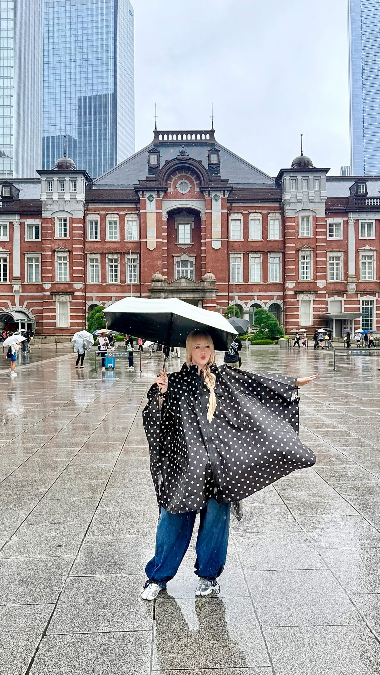 Tokyo Station Area Shops And Garden Exploration