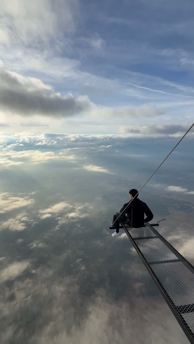 Skydeck Chicago Offers Thrilling Cloud-Level Views