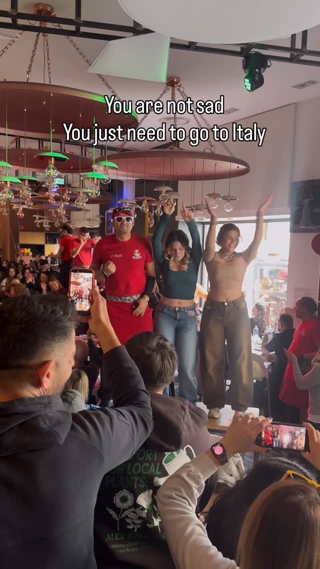 Naples Restaurant Offers Lively Dining Experience