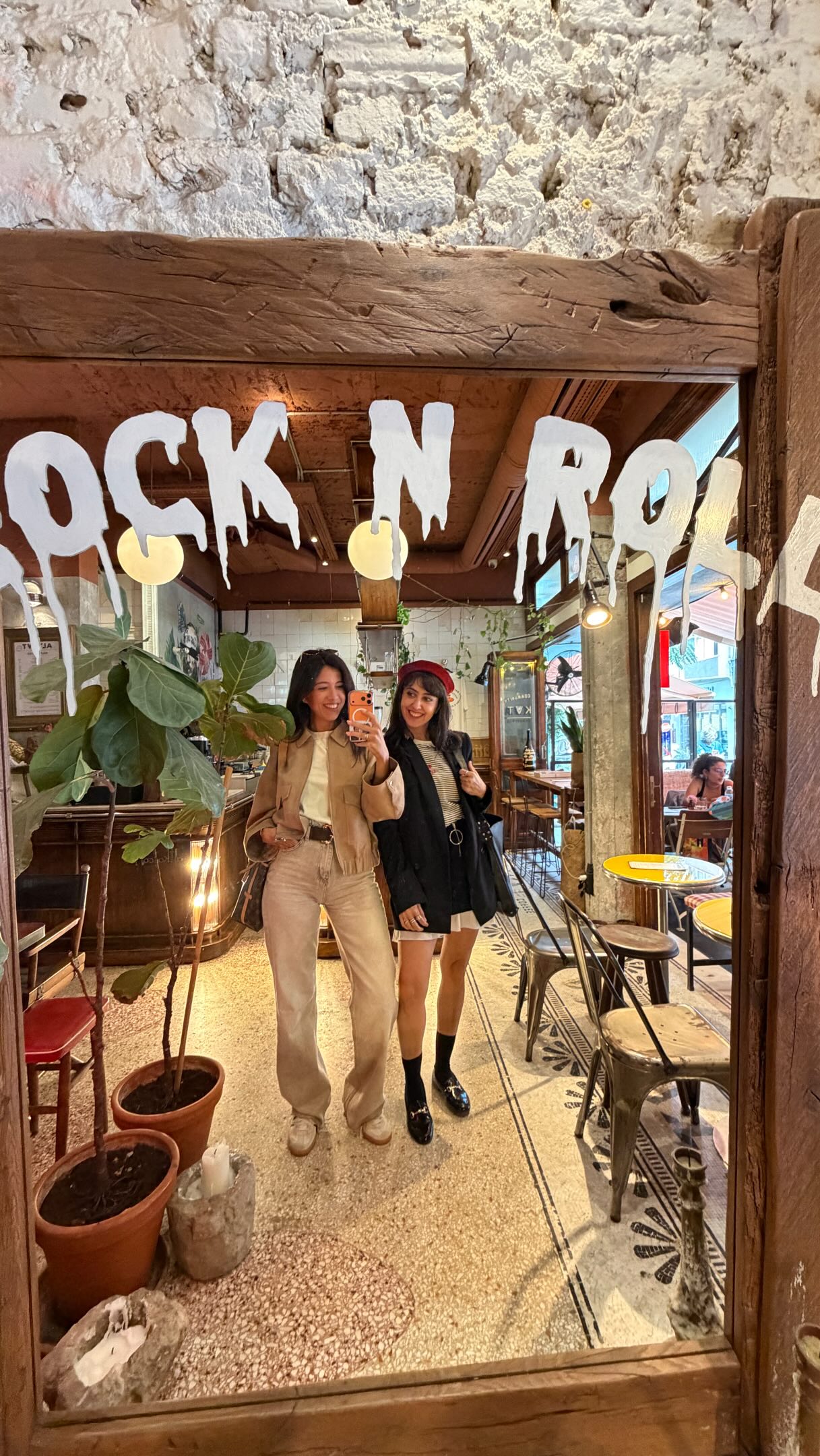 Altkat Lokal's Nostalgic 80s Vibe