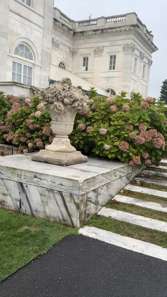 Newport Mansions and Coastal Walk Day Trip